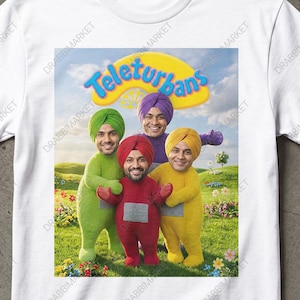Pode incluir: Uma t-shirt branca de 100% algod&atilde;o com uma impress&atilde;o gr&aacute;fica de quatro figuras com rostos humanos usando turbantes coloridos e fatos a condizer em verde, roxo, vermelho e amarelo. O texto "Teleturbans" aparece em azul acima das figuras.