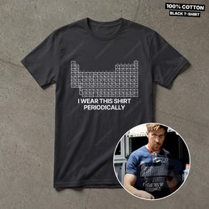 K&ouml;nnte beinhalten: Schwarzes T-Shirt mit dem Text "I WEAR THIS SHIRT PERIODICALLY" unter einer wei&szlig;en Periodentafel. Hergestellt aus 100% Baumwolle.