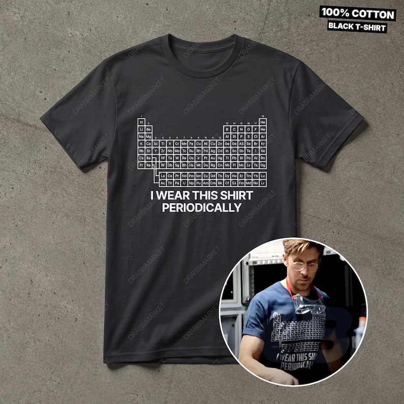 K&ouml;nnte beinhalten: Schwarzes T-Shirt mit dem Text "I WEAR THIS SHIRT PERIODICALLY" unter einer wei&szlig;en Periodentafel. Hergestellt aus 100% Baumwolle.