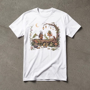 Può includere: Una t-shirt bianca con un'illustrazione grafica di vari insetti che suonano strumenti musicali su un tronco caduto. La scena include uno scarabeo, una mantide e altre piccole creature circondate da funghi e lanterne appese.