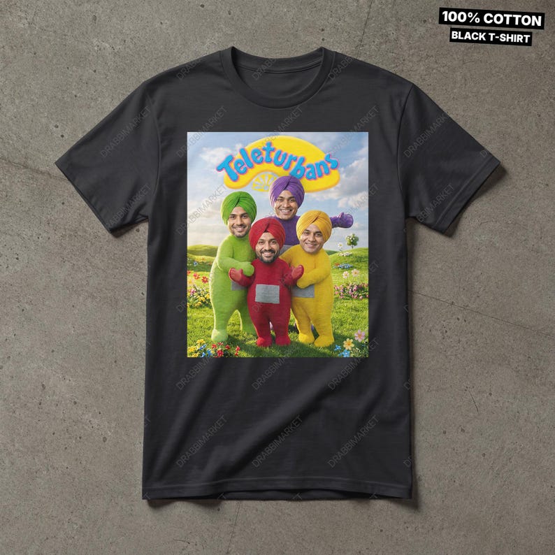 Pode incluir: Uma t-shirt preta com uma impress&atilde;o gr&aacute;fica de quatro figuras em trajes coloridos com turbantes num campo relvado. O texto "Teleturbans" aparece em letras azuis acima das figuras. Uma etiqueta no canto diz "100% COTTON BLACK T-SHIRT".