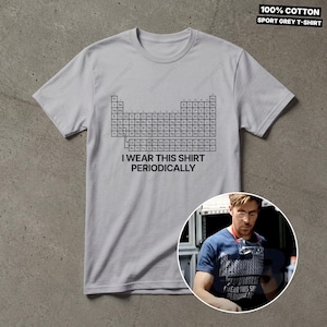 K&ouml;nnte beinhalten: Sportgraues T-Shirt mit dem Text "I WEAR THIS SHIRT PERIODICALLY" unter einer schwarz-wei&szlig;en Periodentafel. Das T-Shirt besteht aus 100 % Baumwolle.