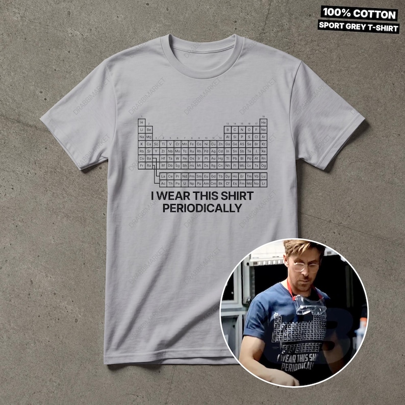 K&ouml;nnte beinhalten: Sportgraues T-Shirt mit dem Text "I WEAR THIS SHIRT PERIODICALLY" unter einer schwarz-wei&szlig;en Periodentafel. Das T-Shirt besteht aus 100 % Baumwolle.