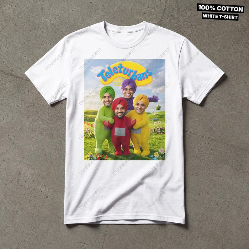 Pode incluir: Uma t-shirt branca de 100% algod&atilde;o com uma impress&atilde;o gr&aacute;fica de quatro figuras com rostos humanos usando turbantes coloridos e fatos a condizer em verde, roxo, vermelho e amarelo. O texto "Teleturbans" aparece em azul acima das figuras.