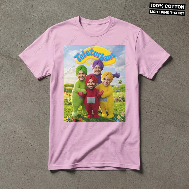 Pode incluir: Uma t-shirt de manga curta rosa claro com uma impress&atilde;o gr&aacute;fica de quatro figuras em trajes verdes, vermelhos, roxos e amarelos com turbantes num campo sob um c&eacute;u azul. O texto "Teleturbans" aparece acima. Inclui o texto "100% COTTON LIGHT PINK T-SHIRT".