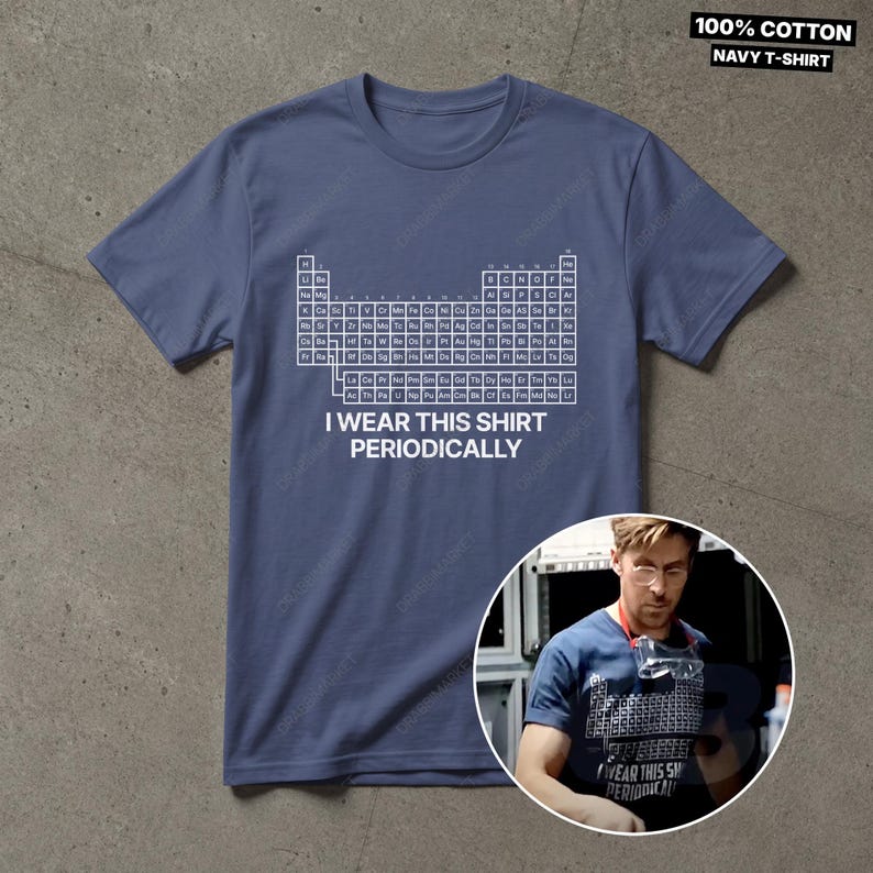 K&ouml;nnte beinhalten: Marineblaues T-Shirt mit wei&szlig;em Periodensystem und dem Text "I WEAR THIS SHIRT PERIODICALLY". Hergestellt aus 100% Baumwolle.
