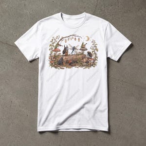 Könnte beinhalten: Ein weißes T-Shirt mit kurzen Ärmeln und einer zentralen Grafikillustration, die verschiedene Insekten zeigt, die auf einem Baumstamm Musikinstrumente spielen. Die Szene umfasst Pilze, hängende Laternen und einen Halbmond in Erdtönen.