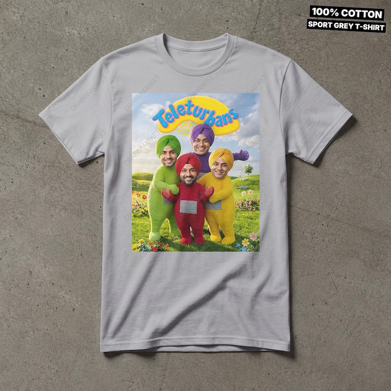 Pode incluir: Uma t-shirt cinzenta desportiva de 100% algod&atilde;o com uma impress&atilde;o gr&aacute;fica de quatro figuras em fatos verdes, vermelhos, roxos e amarelos com turbantes, num campo relvado sob um c&eacute;u azul. O texto Teleturbans est&aacute; impresso em amarelo.