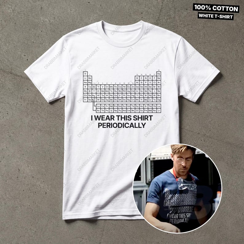 K&ouml;nnte beinhalten: Wei&szlig;es T-Shirt mit kurzen &Auml;rmeln, das eine Grafik des Periodensystems und den Text "I WEAR THIS SHIRT PERIODICALLY" zeigt. Hergestellt aus 100% Baumwolle.