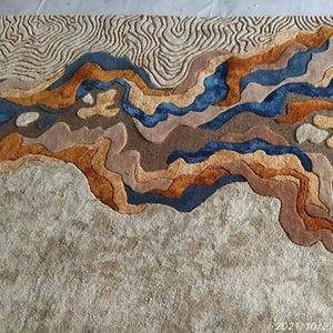 Alfombra topográfica abstracta / Alfombra de lana y seda Tencel, tonos tierra. imagen 4