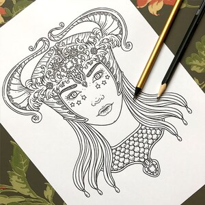 Pu&ograve; includere: Un disegno in bianco e nero di un viso di donna con dettagli intricati. Indossa una corona con corna e una collana. Il suo viso &egrave; adornato da stelle.