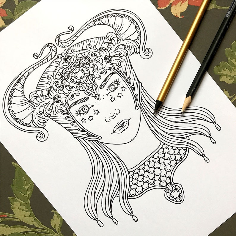 Pu&ograve; includere: Un disegno in bianco e nero di un viso di donna con dettagli intricati. Indossa una corona con corna e una collana. Il suo viso &egrave; adornato da stelle.