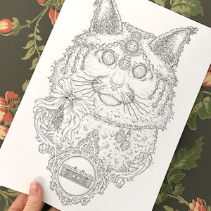Puede incluir: Un dibujo en blanco y negro de un gato con un tocado de joyas y un lazo. El gato está rodeado de adornos ornamentados y decorativos. Un pequeño edificio es visible en un marco circular en la parte inferior de la imagen.