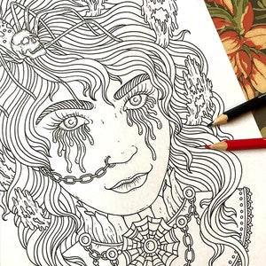 Pode incluir: Um desenho a preto e branco de uma mulher com cabelo comprido, uma aranha na cabe&ccedil;a e l&aacute;grimas a pingar. Ela est&aacute; a usar uma corrente &agrave; volta do pesco&ccedil;o e um desenho de teia de aranha no peito.