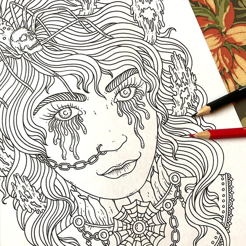 Pode incluir: Um desenho a preto e branco de uma mulher com cabelo comprido, uma aranha na cabe&ccedil;a e l&aacute;grimas a pingar. Ela est&aacute; a usar uma corrente &agrave; volta do pesco&ccedil;o e um desenho de teia de aranha no peito.