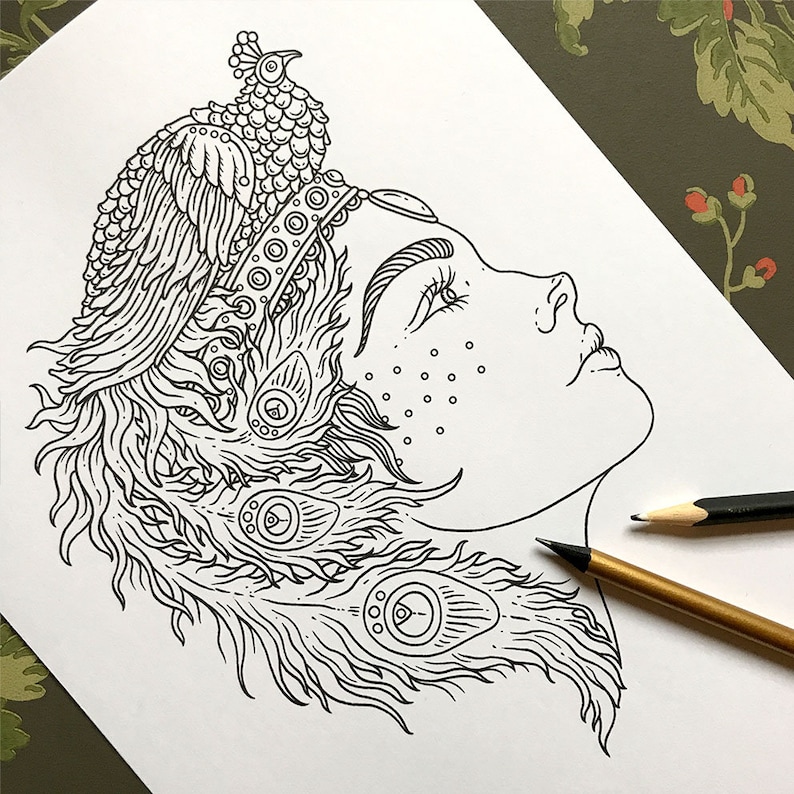 Pu&ograve; includere: Un disegno in bianco e nero di un viso di donna con un copricapo di piume di pavone. La donna guarda in alto e ha un design delicato e intricato sul suo viso.