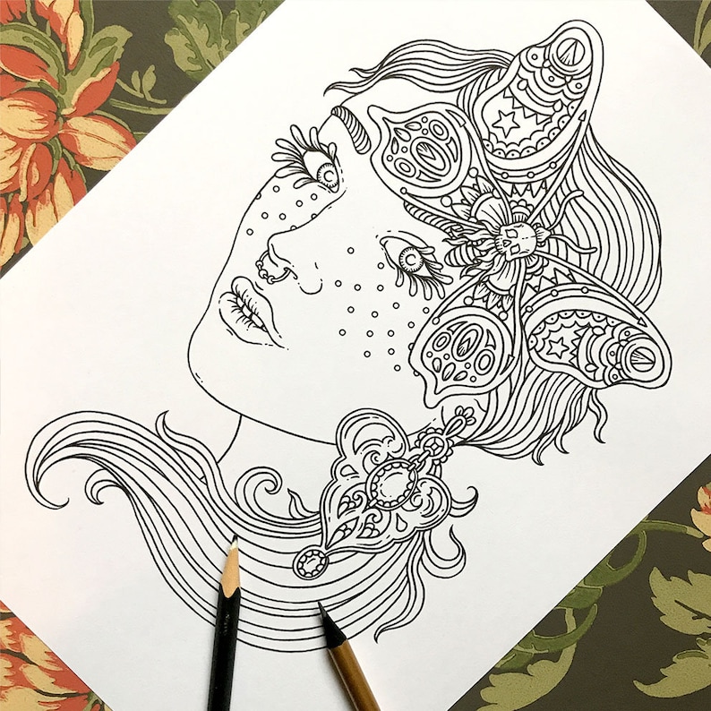 Pu&ograve; includere: Un disegno in bianco e nero di un viso di donna con una farfalla sulla fronte. La farfalla ha dettagli intricati ed &egrave; circondata da stelle. I capelli della donna sono lunghi e fluenti, e lei indossa un delicato orecchino.