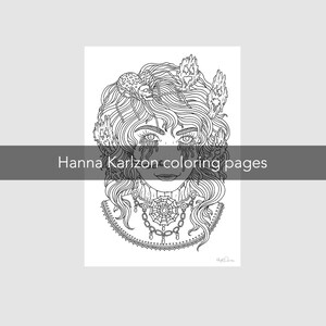Pode incluir: P&aacute;gina para colorir em preto e branco com arte de linha que representa uma mulher com cabelo comprido, uma aranha na cabe&ccedil;a e um colar de teia de aranha. O texto "Hanna Karlzon coloring pages" est&aacute; na parte inferior da p&aacute;gina.