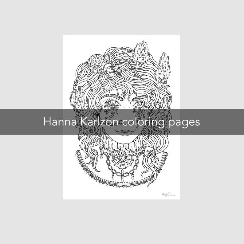 Pode incluir: P&aacute;gina para colorir em preto e branco com arte de linha que representa uma mulher com cabelo comprido, uma aranha na cabe&ccedil;a e um colar de teia de aranha. O texto "Hanna Karlzon coloring pages" est&aacute; na parte inferior da p&aacute;gina.