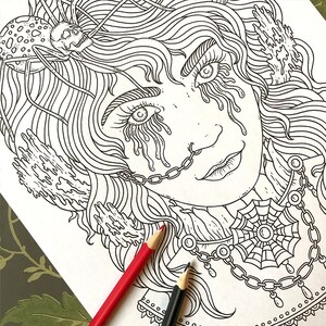 Pode incluir: Um desenho a preto e branco de um rosto de mulher com detalhes intrincados. Seus olhos est&atilde;o bem abertos e ela tem l&aacute;grimas escorrendo pelas bochechas. Ela est&aacute; usando um colar de corrente com um pingente de teia de aranha. Uma aranha com um cr&acirc;nio nas costas est&aacute; no fundo.