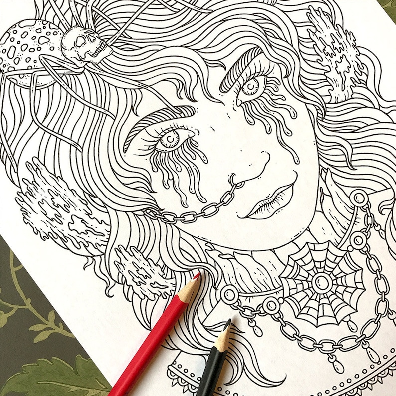 Pode incluir: Um desenho a preto e branco de um rosto de mulher com detalhes intrincados. Seus olhos est&atilde;o bem abertos e ela tem l&aacute;grimas escorrendo pelas bochechas. Ela est&aacute; usando um colar de corrente com um pingente de teia de aranha. Uma aranha com um cr&acirc;nio nas costas est&aacute; no fundo.