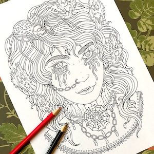 Pode incluir: Um desenho a preto e branco de um rosto de mulher com uma aranha na cabe&ccedil;a e um colar de corrente com um pendente de teia de aranha. A mulher tem cabelo comprido e solto e usa uma corrente em volta do pesco&ccedil;o. O pendente de teia de aranha &eacute; intrincado e detalhado.