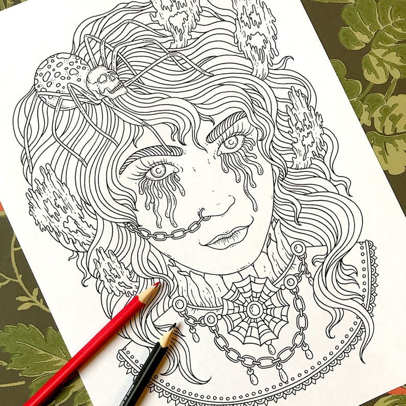 Pode incluir: Um desenho a preto e branco de um rosto de mulher com uma aranha na cabe&ccedil;a e um colar de corrente com um pendente de teia de aranha. A mulher tem cabelo comprido e solto e usa uma corrente em volta do pesco&ccedil;o. O pendente de teia de aranha &eacute; intrincado e detalhado.