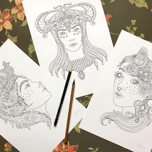 Pu&ograve; includere: Tre pagine da colorare stampabili che presentano disegni a linea dettagliati di donne con copricapi elaborati. Ogni pagina include un design unico con dettagli intricati da colorare.