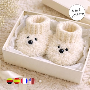 Può includere: Un paio di scarpine per neonati color crema con un design a orsetto, con occhi neri a bottone e una consistenza soffice. Le scarpine sono presentate in una scatola regalo bianca. Il testo "4 in 1 pattern" è in un cerchio bianco.
