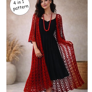 Op de afbeelding: Een vrouw draagt een zwarte jurk en een lange, open geweven rode gehaakte cardigan, gecombineerd met een rode kralenketting. De afbeelding bevat de tekst "4 in 1 pattern" in een witte cirkel.