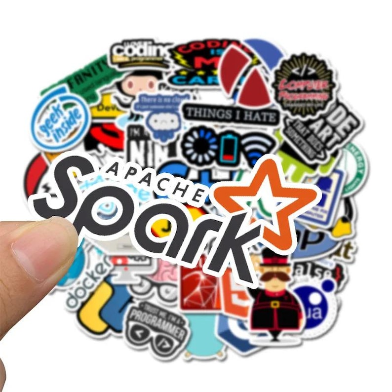 Peut inclure: Un ensemble d'autocollants color&eacute;s avec divers motifs et textes. Les autocollants incluent les mots "Spark" et "Apache", ainsi que d'autres phrases et graphiques li&eacute;s &agrave; la technologie. Une main tient les autocollants sur fond blanc.