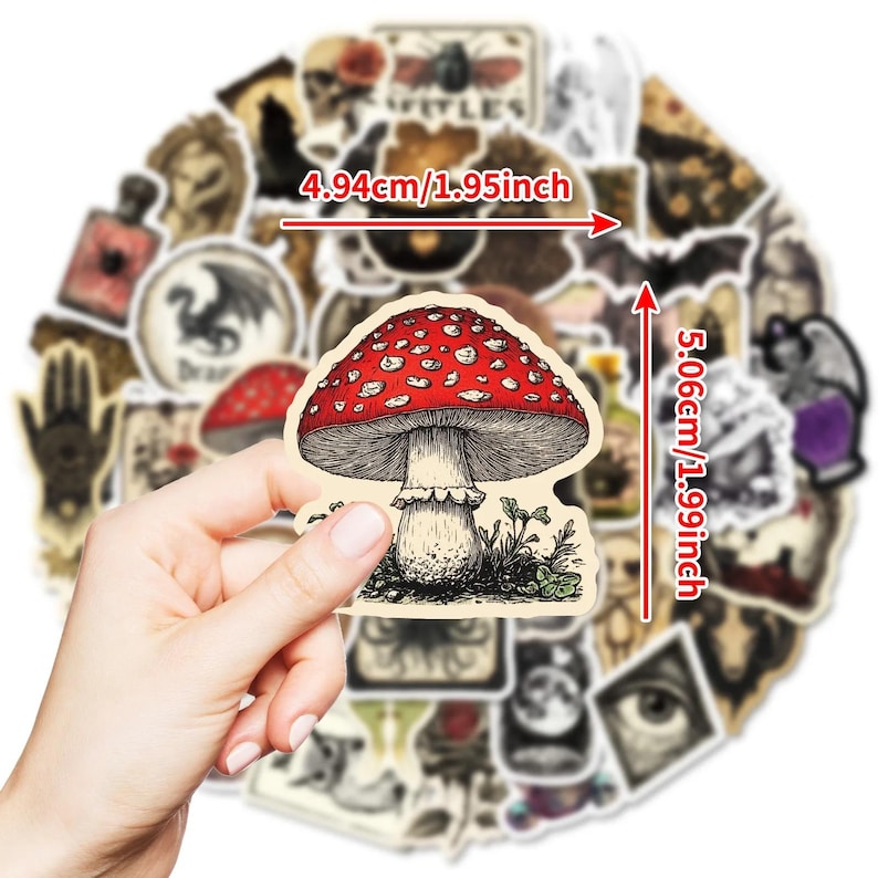 Pu&ograve; includere: Un adesivo a forma di fungo rosso e bianco, alto 5,06 cm e largo 4,94 cm, tenuto in mano. L'adesivo &egrave; circondato da altri adesivi in stile vintage con vari disegni. Il fungo ha un'illustrazione dettagliata.