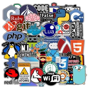 Peut inclure: Un ensemble d'autocollants color&eacute;s avec des logos et ic&ocirc;nes de d&eacute;veloppement logiciel. Comprend des logos pour Ruby, Python, HTML5 et Wi-Fi, ainsi que du texte comme "CODE" et "WARNING".