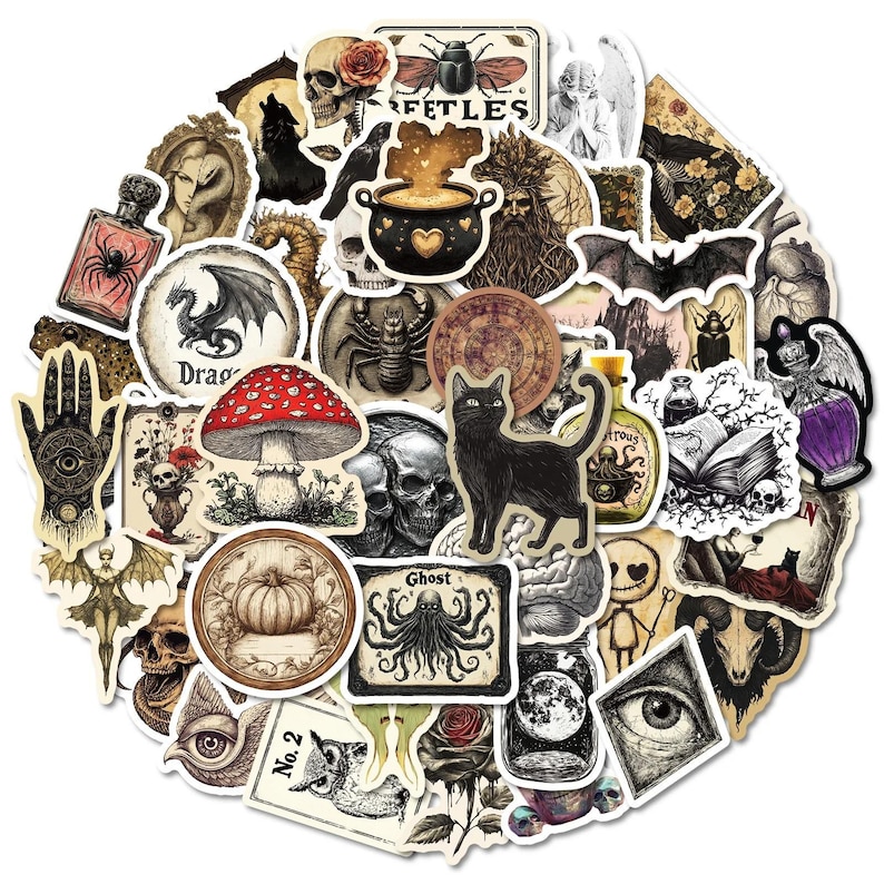Pu&ograve; includere: Una collezione di adesivi in stile vintage a tema gotico e mistico. Gli adesivi presentano illustrazioni di un gatto nero, teschi, un drago, un fungo, un ragno e altri simboli occulti. La tavolozza dei colori comprende nero, bianco e tonalit&agrave; seppia.