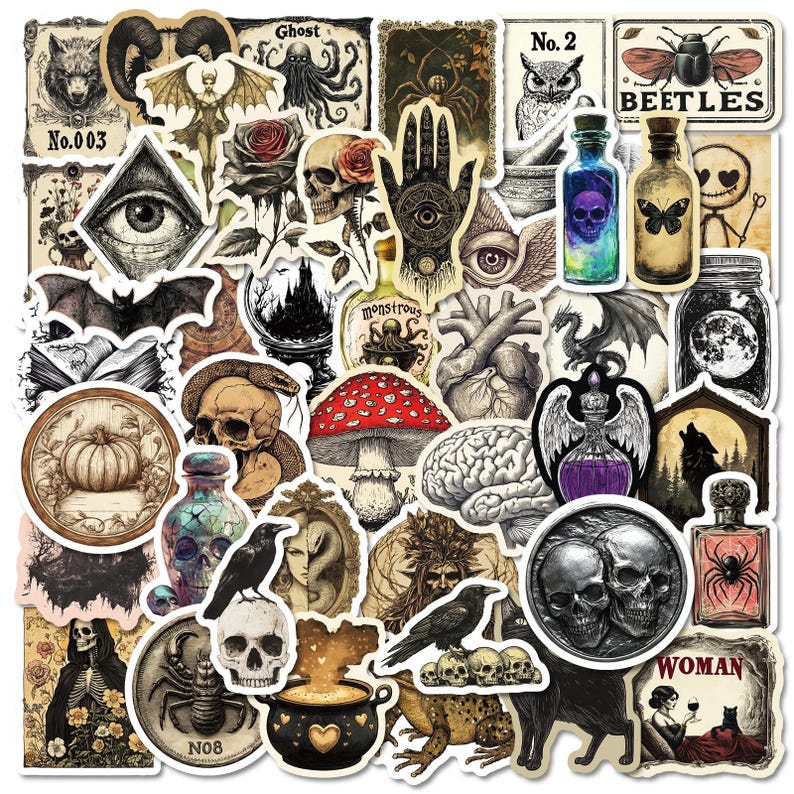 Pu&ograve; includere: Una collezione di adesivi in stile vintage con temi gotici e occulti. Gli adesivi presentano illustrazioni di teschi, pipistrelli, corvi, bottiglie di pozioni, funghi e altri elementi mistici.