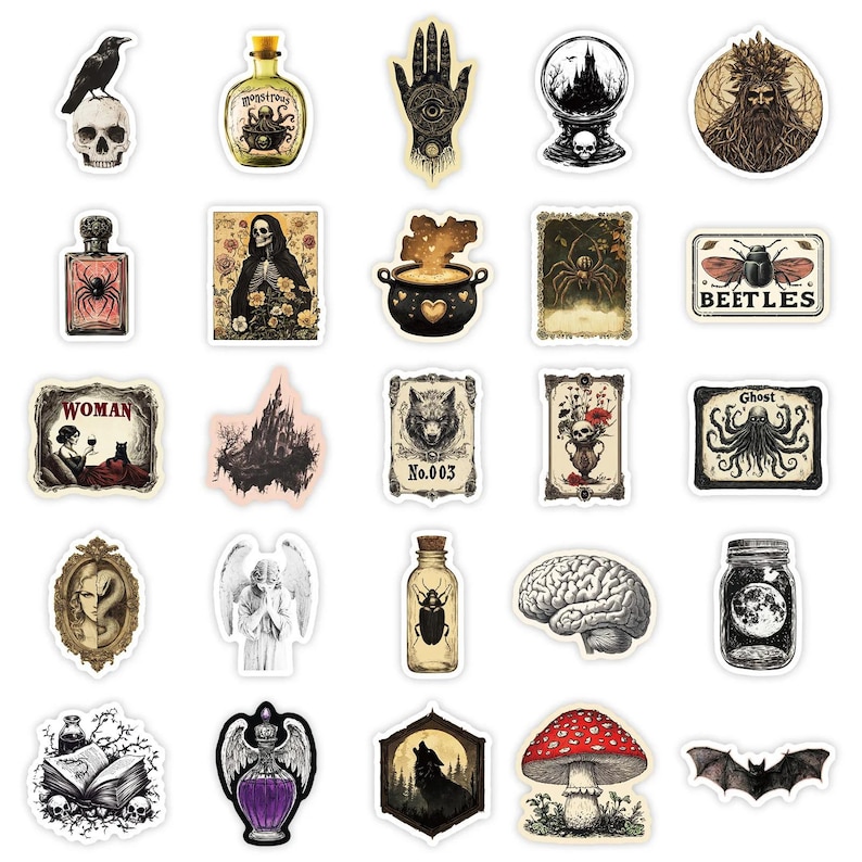 Pu&ograve; includere: Una collezione di adesivi in stile vintage con immagini occulte e gotiche. I disegni includono un teschio con un corvo, una bottiglia di pozione, una mano con un occhio, una sfera di cristallo, un volto barbuto, un flacone di profumo a ragno e un pipistrello.