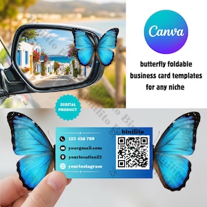 Puede incluir: Una mariposa azul cerca del espejo retrovisor de un coche refleja un pueblo costero. Una tarjeta de visita con alas de mariposa muestra datos de contacto y un código QR. El logotipo de Canva y el texto promocionan plantillas de tarjetas de visita de mariposas.