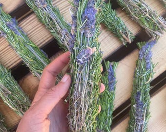 Smudgesticks lavendel rozemarijn | Handgemaakte kruidenbundel | Reinigingsritueel stick | Natuurlijk woondecoratie | Spiritueel geschenk