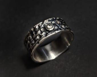Geoxideerde sterlingzilveren ring – getextureerde band, witte zirkonia, op aarde geïnspireerde statement sieraden