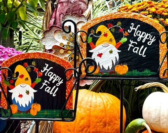 Letrero de bienvenida de jardín personalizado con diseño de gnomo otoñal: Hojas de otoño. El soporte de hierro se vende por separado.