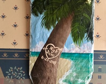 Letrero de pizarra personalizado con forma de palmera y nombre en forma de corazón: Decoración para bodas en la playa