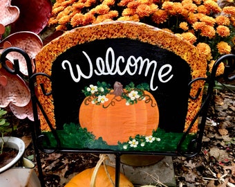 Letrero de pizarra con forma de calabaza naranja: decoración de jardín otoñal. El soporte de hierro se vende por separado.