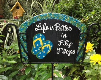 Letrero de bienvenida de pizarra con diseño de chanclas de verano: decoración personalizada para el jardín. El soporte de hierro se vende por separado.