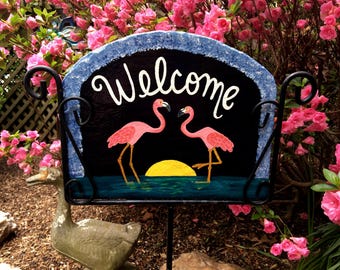 Letrero de bienvenida de pizarra con flamenco rosa pintado a mano: decoración de jardín de verano. El soporte de hierro se vende por separado.