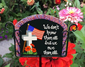 Letrero de pizarra del Día de los Caídos para veteranos: bandera estadounidense, cruz y amapolas. El soporte de hierro se vende por separado.
