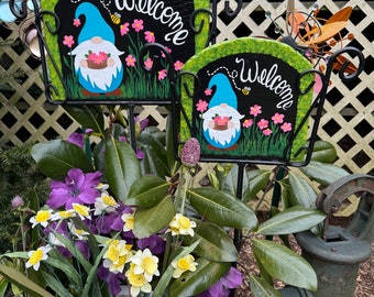 Letrero de bienvenida con gnomo: Pizarra para jardín de flores de primavera o verano - Soporte de hierro se vende por separado
