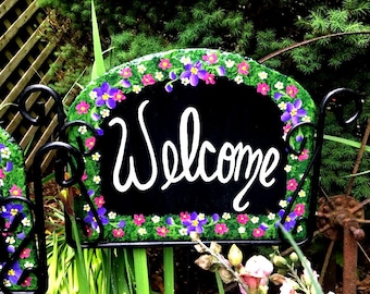 Letrero de bienvenida personalizado con diseño floral en pizarra - Borde de flores - Soporte de hierro se vende por separado
