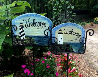 Letrero de bienvenida personalizado de pizarra con diseño de faro náutico: Decoración con paisaje marino - Soporte de hierro se vende por separado