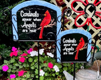 Letrero de pizarra con diseño de cardenal pintado a mano y personalizado para jardín: decoración conmemorativa para exteriores. El soporte se vende por separado.