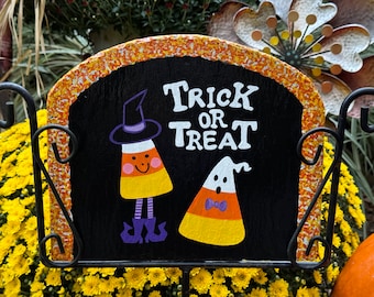Letrero de pizarra de Halloween para pedir dulces: caramelos de maíz, bruja y fantasma. El soporte de hierro se vende por separado.